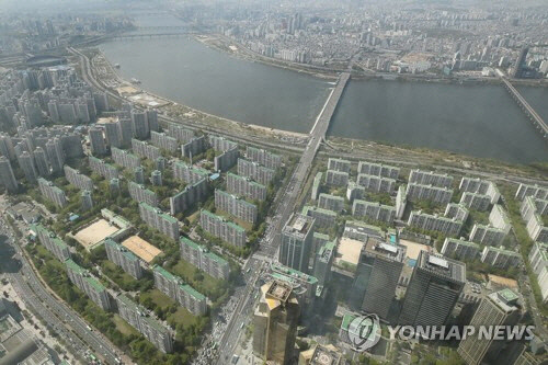 서울 송파구 롯데월드타워 전망대에서 바라본 아파트 단지. <연합뉴스>